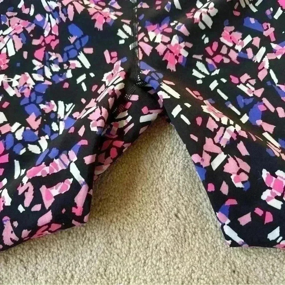 NWTGirls' Under Armour Size Youth Large (YLG) Fitted Printed Ankle Crop Leggings - Picture 2 of 5